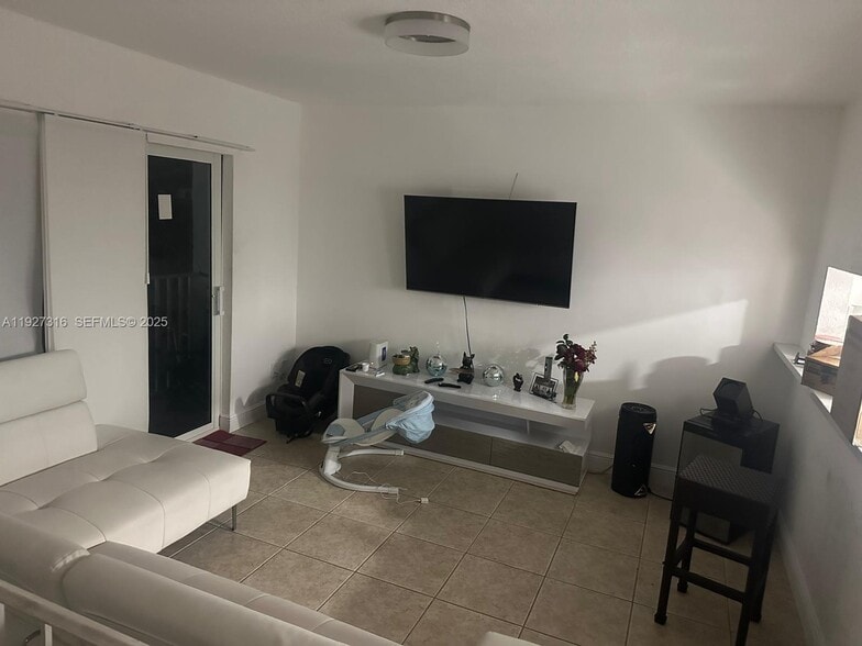 Building Photo - 984 W 40th St