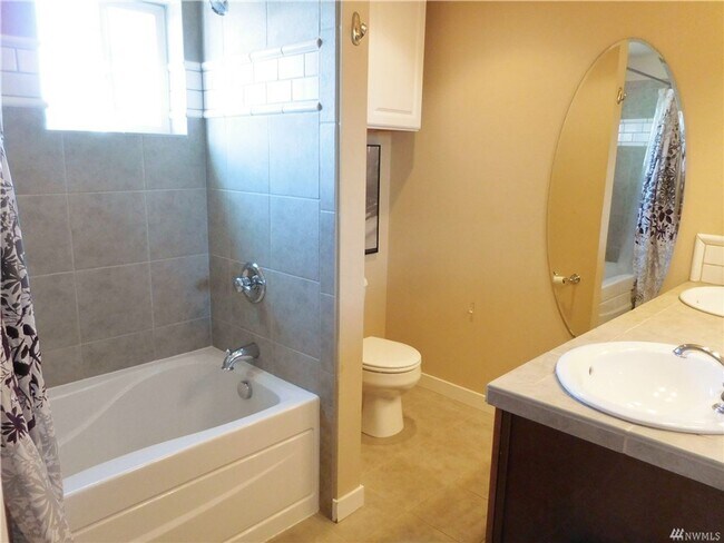 Building Photo - 3Bd/2.5Ba Seattle Townhome