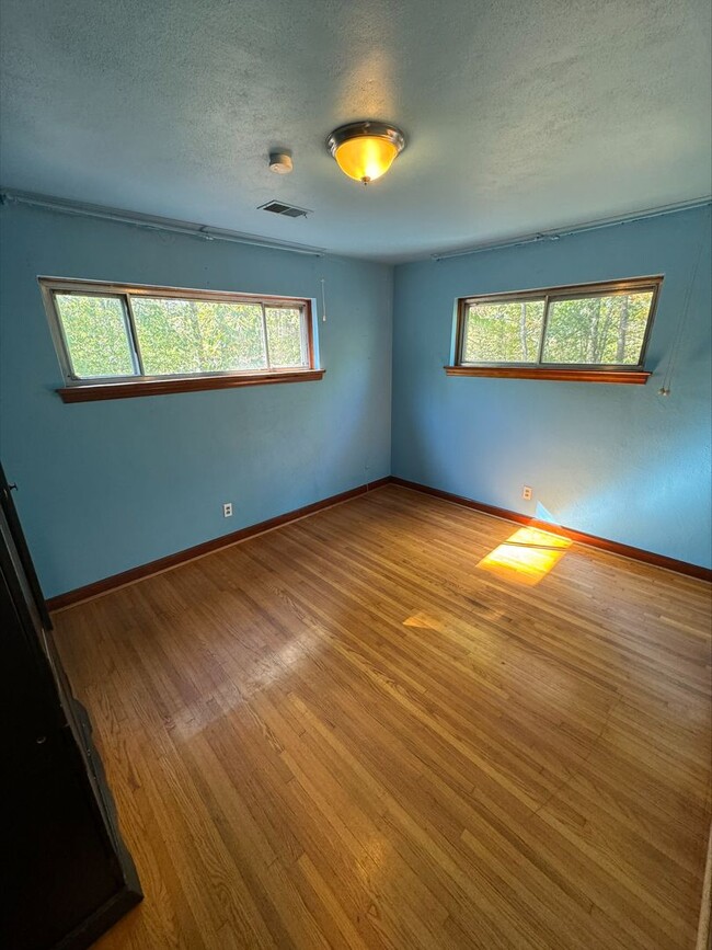 Building Photo - Cozy 3 Bed 1 Bath - Available Now! $350 Of...