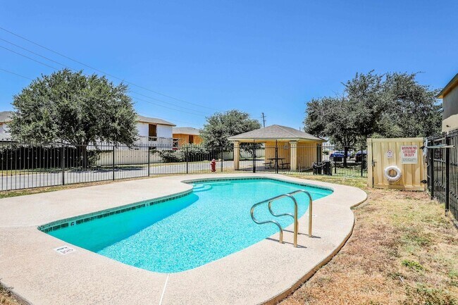 Building Photo - 1000 Ranchway Dr