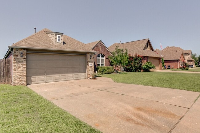 Building Photo - Tulsa Beauty Available Beginning of Januar...