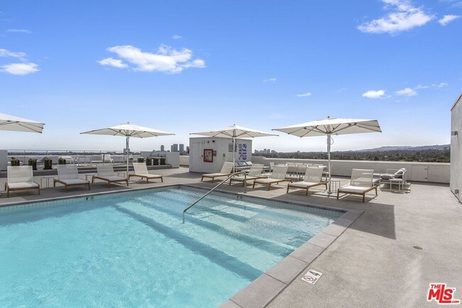 Building Photo - 838 N Doheny Dr