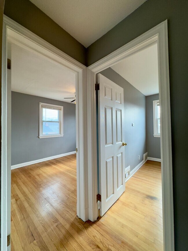 Building Photo - Spacious 4-Bedroom Townhome with Modern Am...