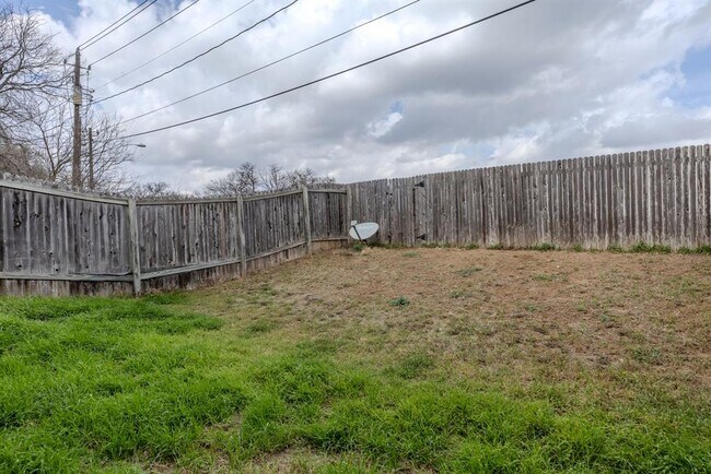 Building Photo - 2630 Gwendolyn Ln