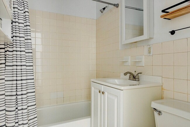 Building Photo - 765 Washington St