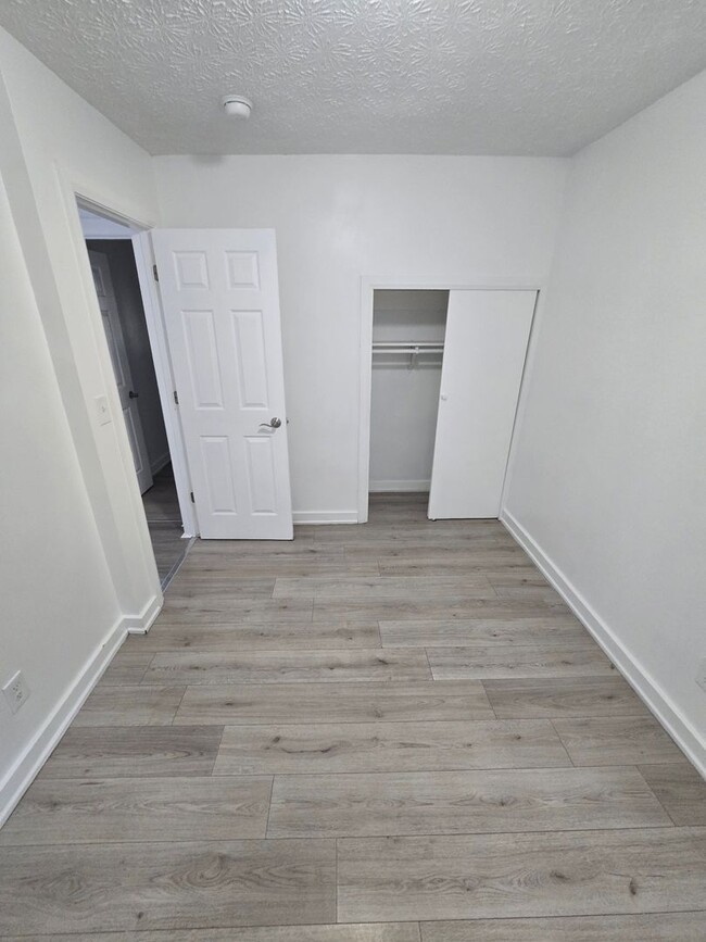 Building Photo - 2 BEDROOM SINGLE FAMILY