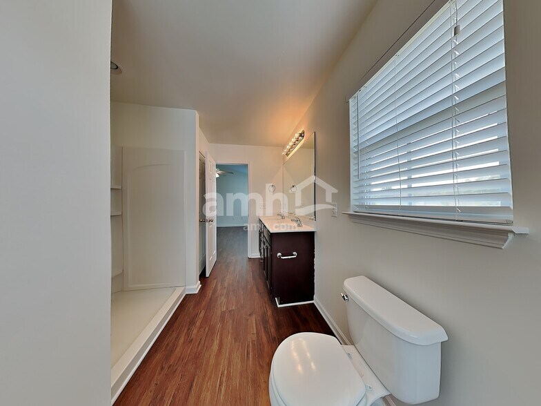 Building Photo - 2718 Quail Oaks Dr