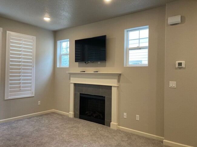 Building Photo - Beautiful Newer Home in Tigard