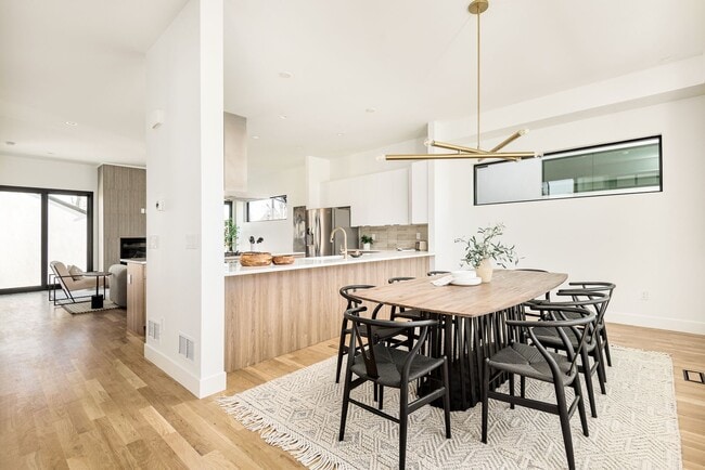 Building Photo - LUX 3BD, 4BA Sunnyside Home with Office and 2-Car Garage