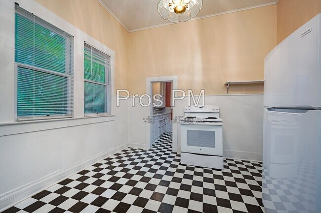 Building Photo - 912 N Elm St