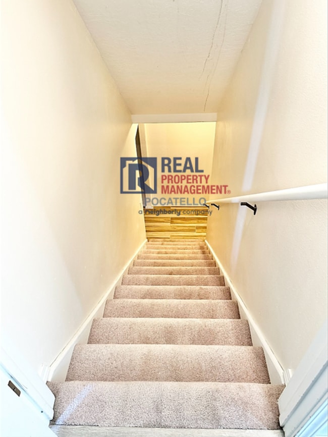 Building Photo - 5 Bedroom 3.5 Bath House - Pet Friendly