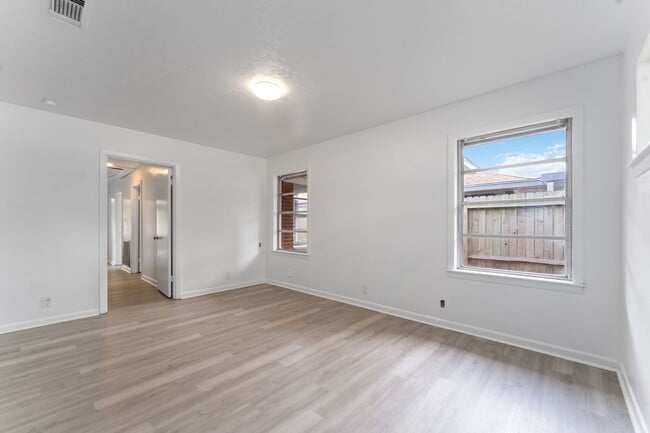 Building Photo - Welcome to a Home Full of Character and Comfort!