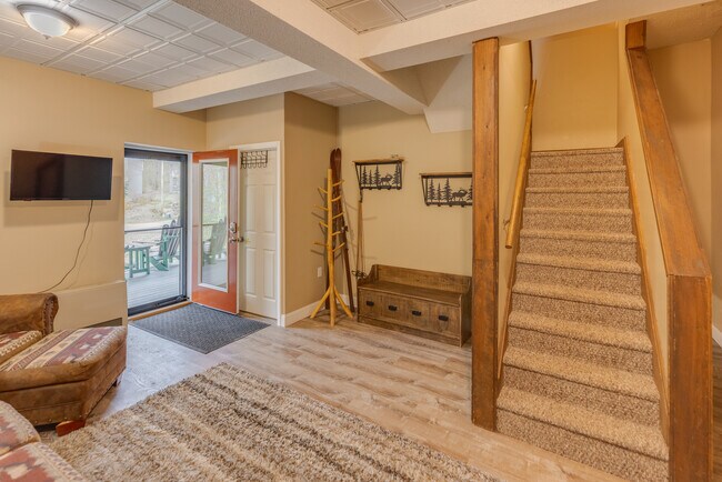 Building Photo - 2 Moose Ln