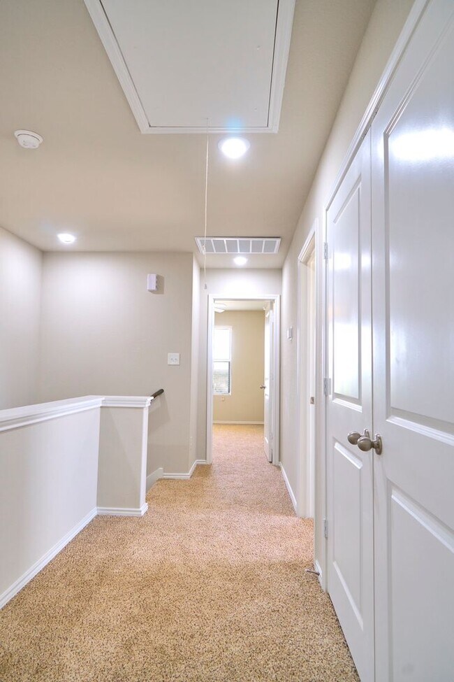 Building Photo - Hunters Ranch Beauty! 3 Bedroom 2 1/2 Bath Townhome