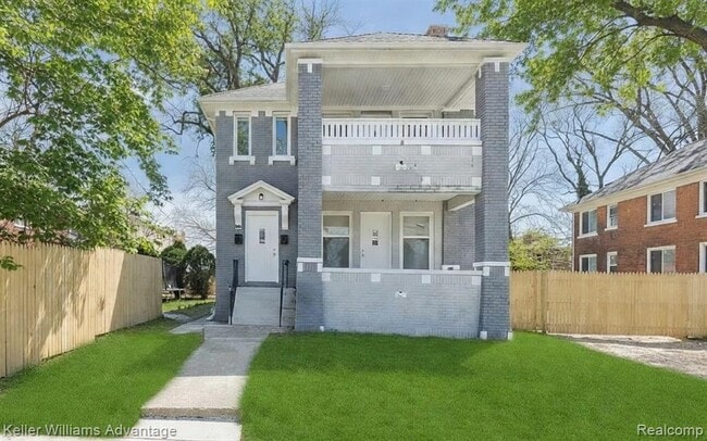 Building Photo - 1975 Gladstone St