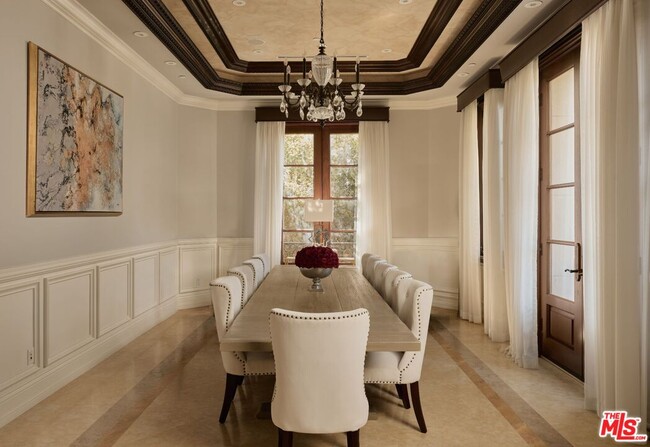 Building Photo - 614 N Palm Dr