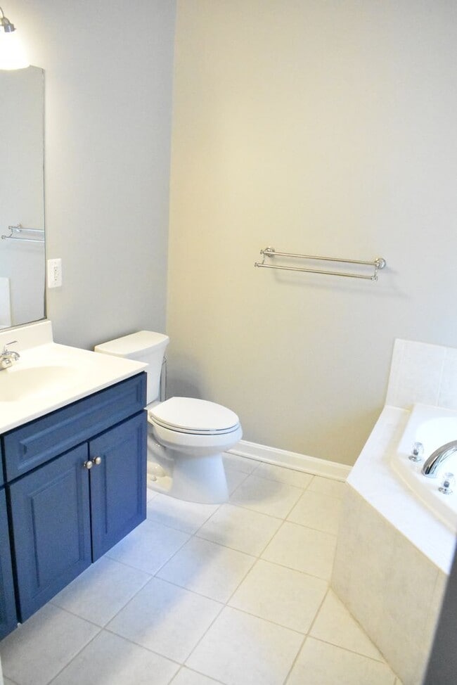 Building Photo - North Stafford End Unit Townhome !!