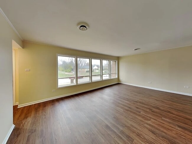 Building Photo - 112 Nashua St