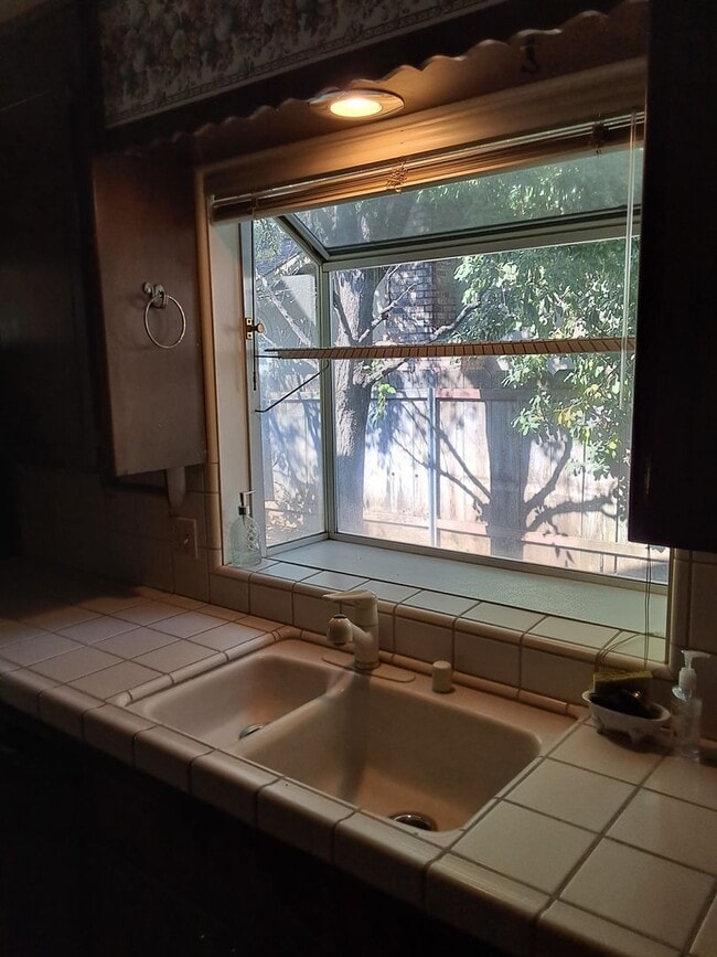 Building Photo - 3 bed/1.5 bath on large corner lot