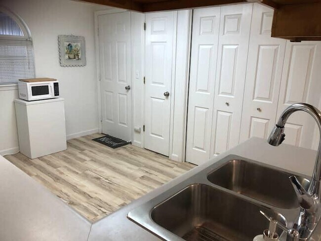 Building Photo - 525 Primrose Dr