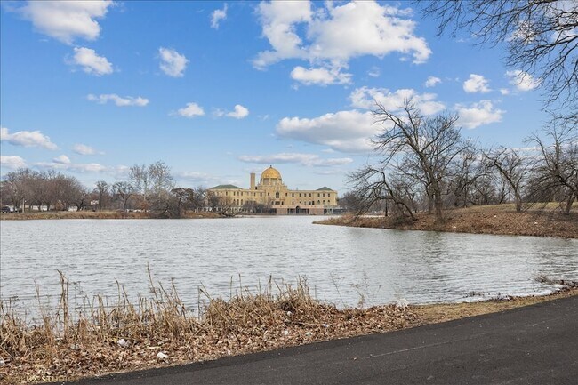 Building Photo - 352 N Avers Ave