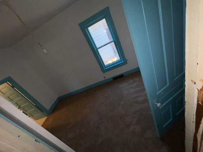 Building Photo - Cute 3 bedroom with basement and Detached ...