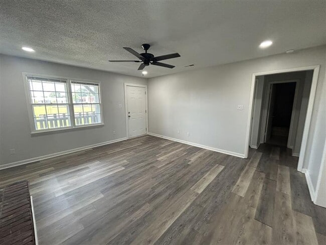 Building Photo - Charming and Affordable Upstairs Duplex – ...