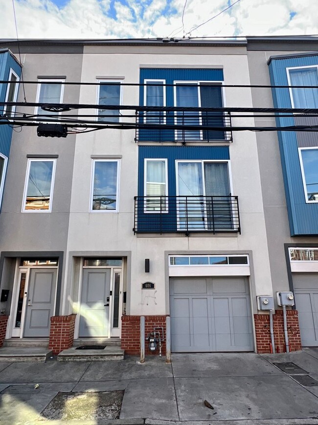 Building Photo - Gorgeous 3-Bedroom Townhome with One-Car G...