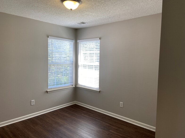 Building Photo - 11632 Larix Dr