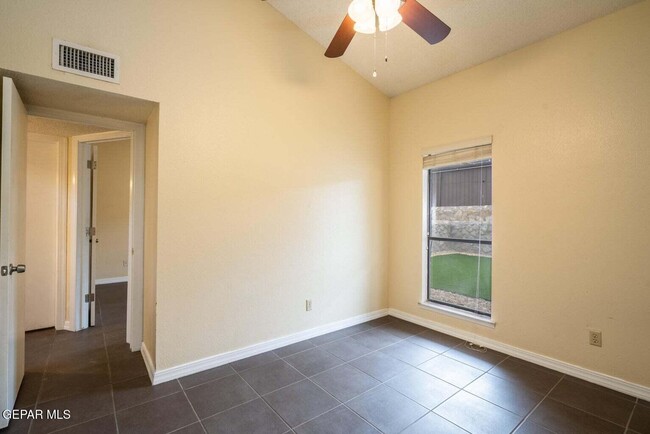 Building Photo - 1555 Common Dr