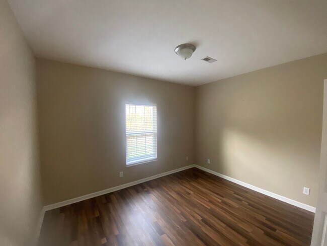 Building Photo - 2 bed, 2 bath, 2 car garage ranch style townhouse in N. Knoxville