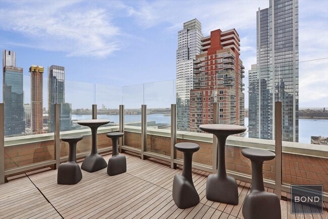 Building Photo - 520 W 43rd St