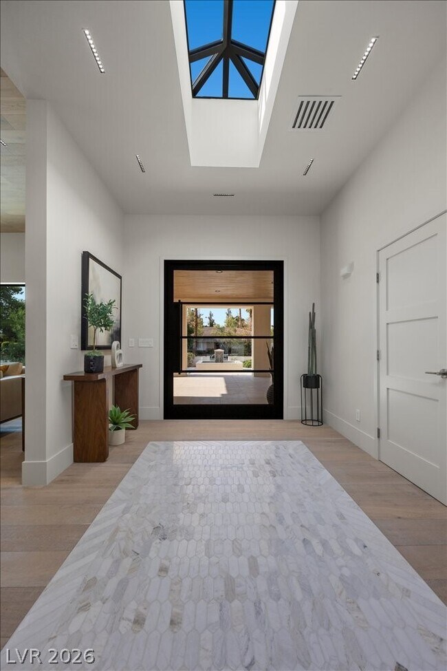 Building Photo - 2401 Driftwood Dr