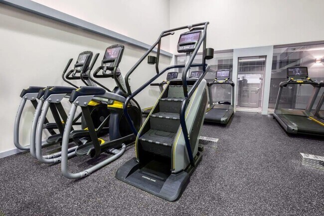 Building Photo - 4125 Chesapeake Dr