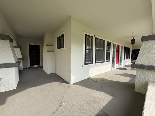 Building Photo - Classic vintage home walking distance to downtown Visalia!