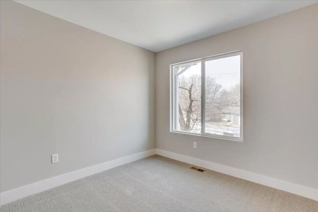 Building Photo - 218 N Tracy St