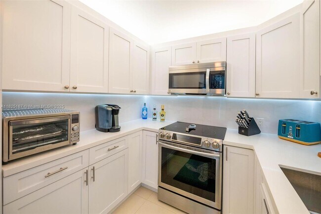 Building Photo - 3675 N Country Club Dr