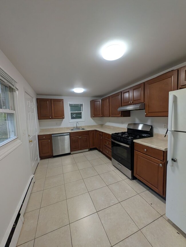 Building Photo - Stunning 3 bedroom 2 bathroom single famil...