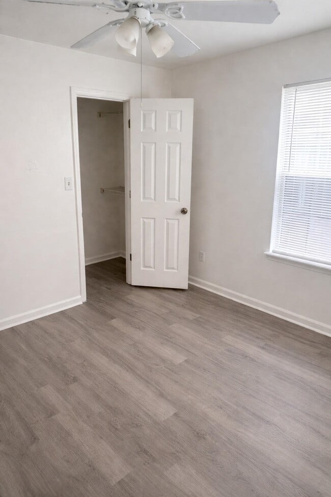 Building Photo - 2221 Timberwood Cir N