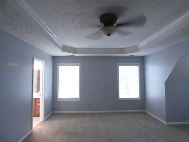 Building Photo - Lovely, Spacious 4 BR House! Vaulted Ceili...