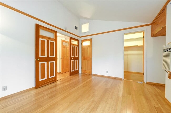 Building Photo - Fantastic 2-Bed, 2-Bath Townhouse with Pri...