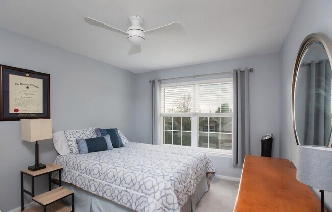 Building Photo - 1092 Shadowlawn Dr