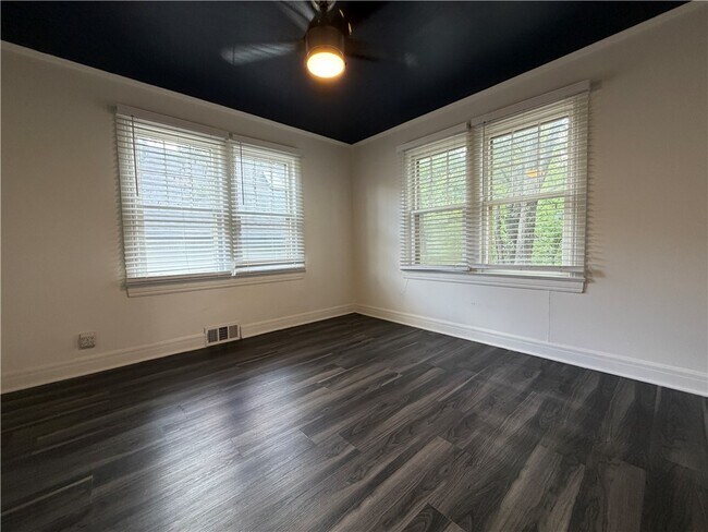 Building Photo - 1095 S Ray Ave