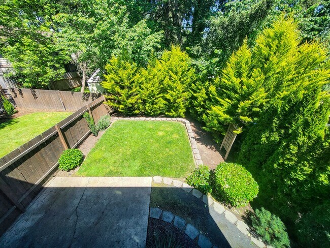 Building Photo - 407-409 Madrona Ave SE