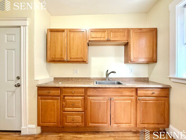 Building Photo - 5 Sherborn Ct
