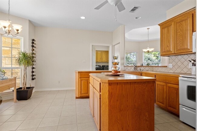 Building Photo - 104 Kings Way