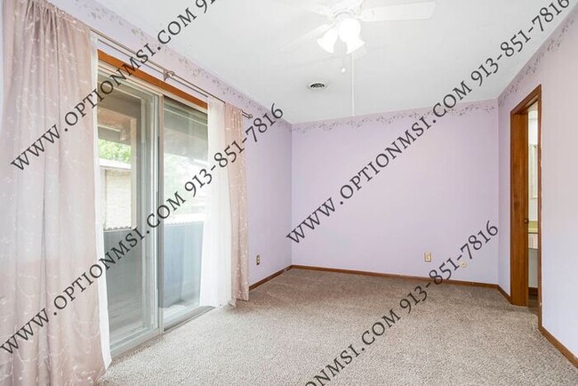 Building Photo - Spacious Townhome!