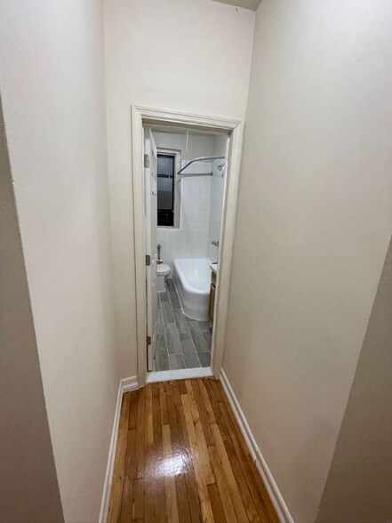 Building Photo - 3210 Kingsbridge Ave