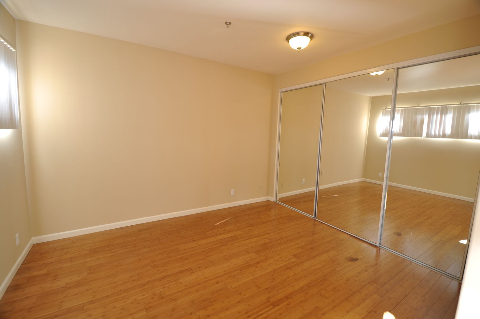 Building Photo - 425 N Alvarado St