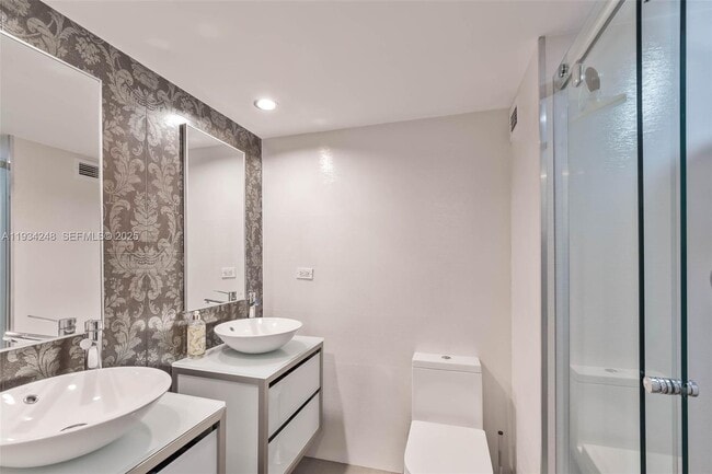 Building Photo - 2301 Collins Ave